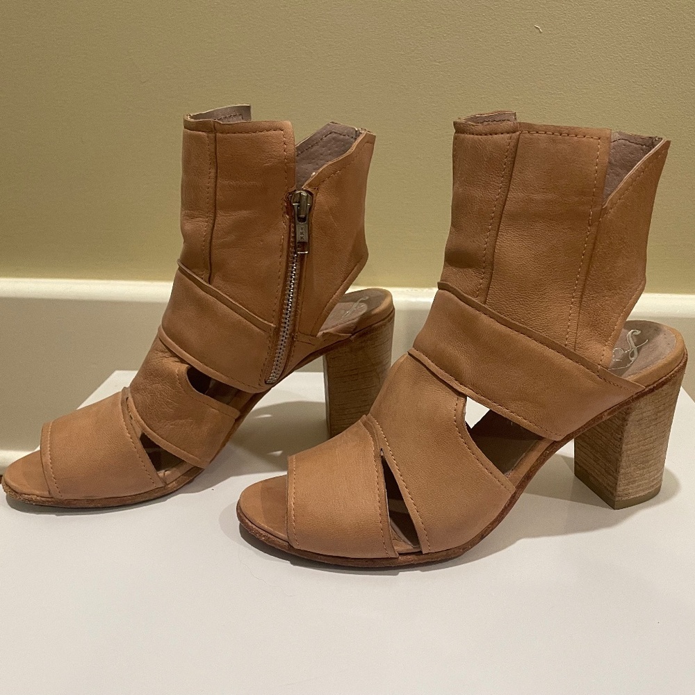 Free People Effie Stacked Block Heel Cut out Bootie Sz 38 (US 7.5/8) - Picture 3 of 16